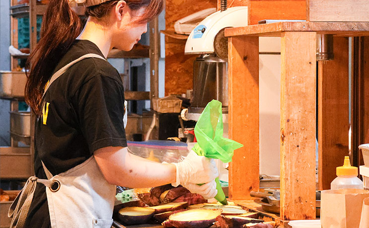 パティシエ作業中